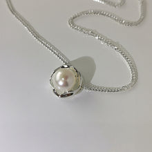 Load image into Gallery viewer, S925 Silver French Style Vintage Pearl Necklace Female Ins Style Geometric round Clavicle Chain
