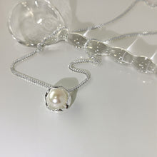 Load image into Gallery viewer, S925 Silver French Style Vintage Pearl Necklace Female Ins Style Geometric round Clavicle Chain
