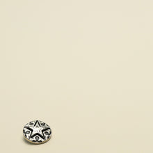 Load image into Gallery viewer, 5pcs/Set Retro Antique Style Metal Buttons Antique Silver Double-Sided Clothing Ingredients Buttons
