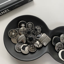 Load image into Gallery viewer, 5pcs/Set Retro Antique Style Metal Buttons Antique Silver Double-Sided Clothing Ingredients Buttons
