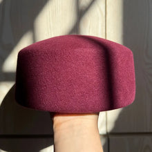 Load image into Gallery viewer, Retro Flight Attendant Ball Hat Women's 100% Wool Felt Beret Party Charming Hat Wedding Cocktail Party Medicine Box Hat
