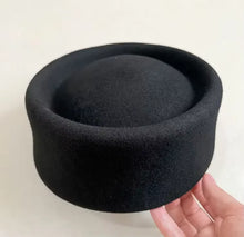 Load image into Gallery viewer, Retro Flight Attendant Ball Hat Women's 100% Wool Felt Beret Party Charming Hat Wedding Cocktail Party Medicine Box Hat
