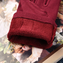Load image into Gallery viewer, Classic Women's Non-Inverted Velvet Four-Button Velvet Thickened Cycling Touch Screen Warm Gloves

