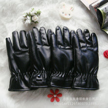 Load image into Gallery viewer, Touch Screen Warm PU Leather Gloves Winter Men and Women Riding Cold Protection Thickening plus Velvet Gloves

